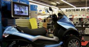 L’ancien scooter de François Hollande vole la vedette aux bolides de prestige
