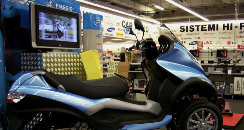  - L’ancien scooter de François Hollande vole la vedette aux bolides de prestige