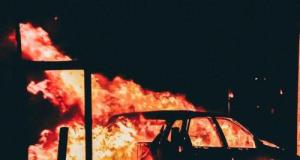 Un trafiquant de drogue digère mal la séparation avec son ex : deux femmes incendient sa voiture sur ses ordres