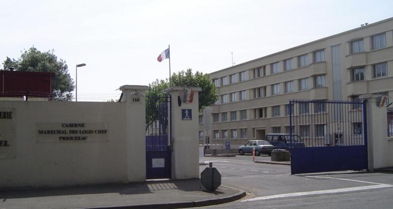  - Au volant d'une voiture volée, il infiltre une caserne de gendarmerie