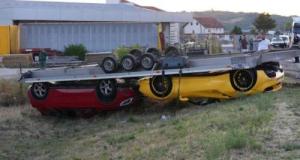 Une Ferrari et un GLA se retrouvent sur le toit après un transport raté