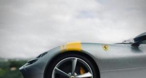 Jannik Sinner, roi du tennis, soigne lui-même sa puissante Ferrari 812 Competizione !
