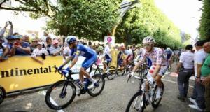 Une voiture du Tour de France fauche un spectateur en bord de route lors d’une étape