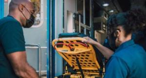 Elle perd le contrôle et percute un poteau téléphonique : la conductrice évacuée à l’hôpital par précaution