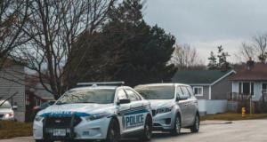 Il tente d’impressionner en roue arrière devant les gendarmes… et finit en cellule