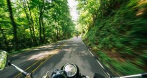 200 km/h sur route limitée à 90 : ce motard multiplie les infractions et perd son permis