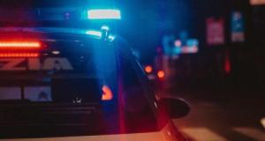 Une banque prend feu après l’accident d’un véhicule conduit par deux policiers potentiellement ivres