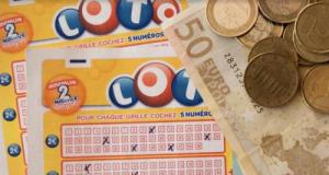 Un arrêt improvisé en voiture… et elle remporte un million d’euros