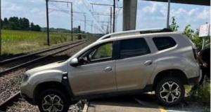 Une voiture échappe au pire en finissant suspendue au-dessus des rails d’une gare locale