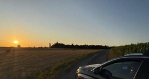 Il aperçoit des enfants sans ceinture dans une voiture, un motard dénonce à la police et le conducteur reçoit une amende