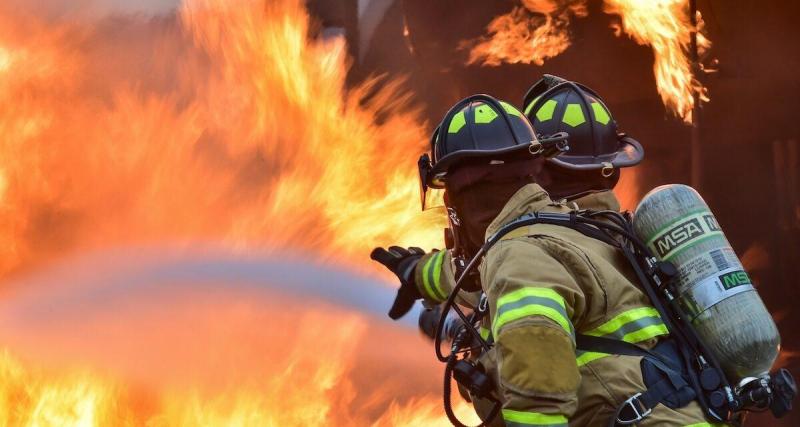  - Cet incendie spectaculaire mène à la fermeture de deux autoroutes, la galère pour les automobilistes