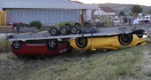 Ferrari et Mercedes sur le toit : une remorque se renverse, les voitures restent… bien sanglées