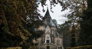 En panne au milieu de nulle part… ils deviennent propriétaires d’un château !