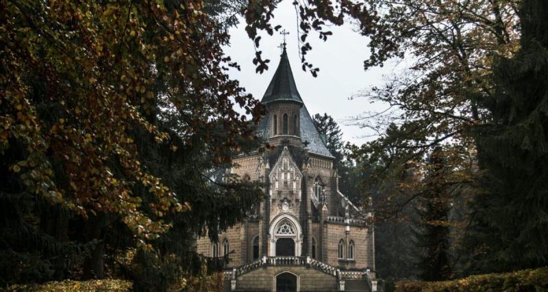 - En panne au milieu de nulle part… ils deviennent propriétaires d’un château !