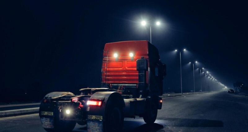  - Un poids-lourd perd sa remorque en pleine route, une voiture percutée, trois blessés légers