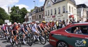 Tour de France : une voiture de commissaires sanctionnée pour conduire dangereuse