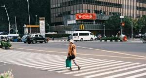 Elle oublie son sac avec 400€ sur l’autoroute… et le retrouve grâce à un simple numéro dans un agenda !