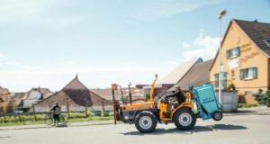 Perte de contrôle à bord d’un tracteur : il finit sa course dans une voiture stationnée