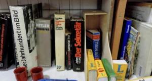 Cette automobiliste retrouve sa voiture recouverte de pages de livres