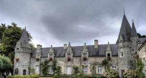 En panne dans un village… ils repartent propriétaires du château local !