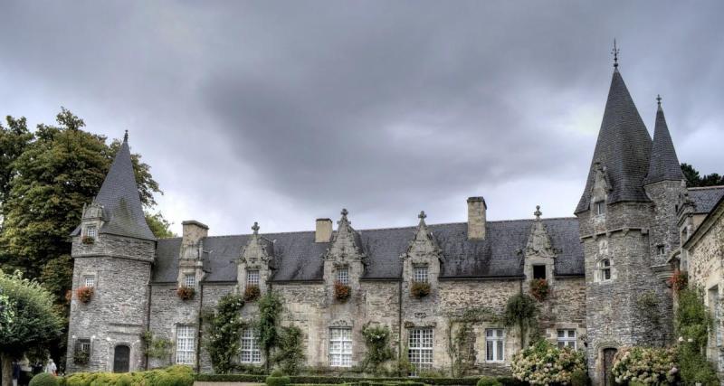  - En panne dans un village… ils repartent propriétaires du château local !