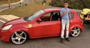 Il tente de reproduire une Ferrari, avec une Ford Ka... Le résultat n'est pa