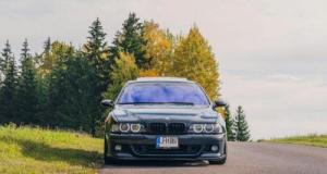 Une BMW E39, vieille de 30 ans, franchit 1 million de km, le propriétaire fête ça avec un modèle électrique