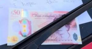 50 £ laissés sur sa voiture : ce message choque jusqu’à la police