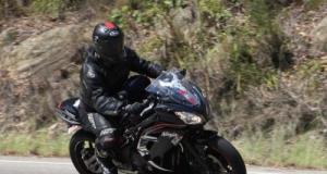 Flashé à 77 km/h au lieu de 50, un motard tente de faire tomber le radar