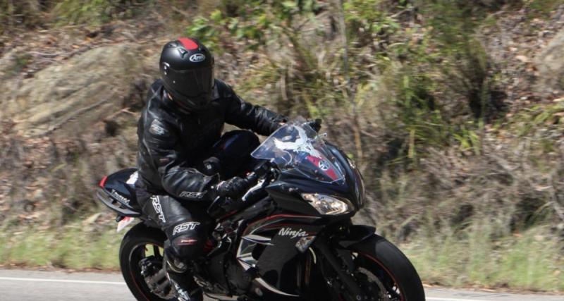  - Flashé à 77 km/h au lieu de 50, un motard tente de faire tomber le radar