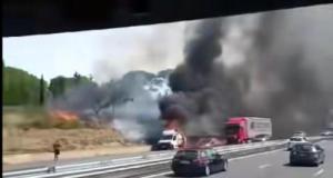 Ce camion prend feu sur l'autoroute, des images spectaculaires