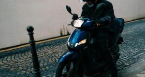 Sur l’autoroute avec un engin qui ressemble à un 50 cm³ : ce motard surprend les gendarmes