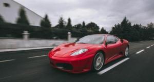 Il pulvérise la limite de vitesse avec un 321 km/h effrayant : la sanction choque les internautes