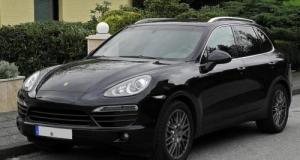 Après un accrochage en voiture, cette conductrice s'emballe et sort une arme