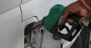 Ce plein d’essence a mal tourné : elle paye pour une autre voiture par erreur !