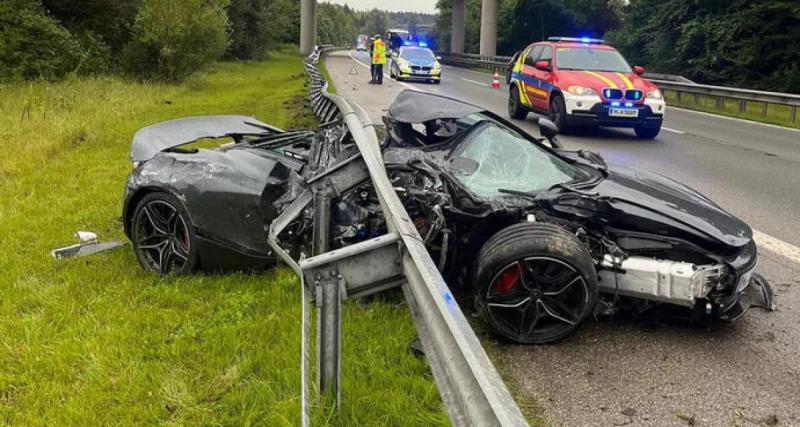  - À vive allure, cette McLaren finit découpée sous un rail de sécurité…