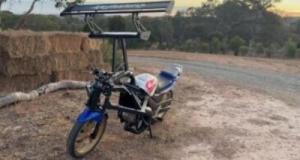 Une moto qui ne penche presque pas en virage ? L’invention folle d’un Australien passionné