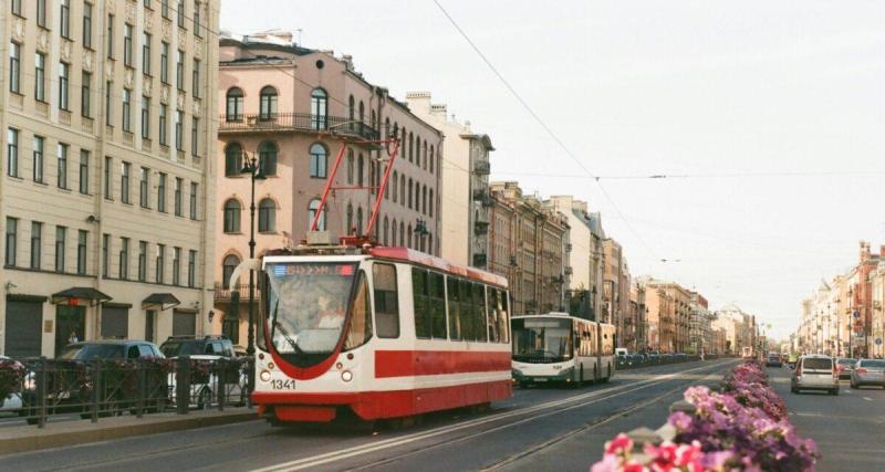  - Accident spectaculaire : une voiture atterrit à l’envers sur les voies du tramway