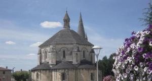 Il oublie le frein à main et sa voiture fonce sur un banc… au pied de l’église