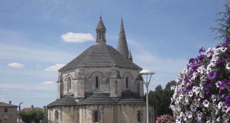  - Il oublie le frein à main et sa voiture fonce sur un banc… au pied de l’église