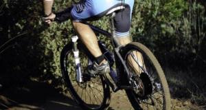Cyclisme : un cycliste se pense vainqueur, célèbre trop tôt et fait une chute terrible, blessant un autre concurrent !
