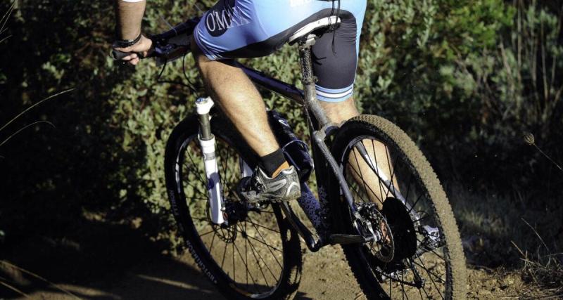  - Cyclisme : un cycliste se pense vainqueur, célèbre trop tôt et fait une chute terrible, blessant un autre concurrent !