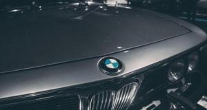 Il retrouve sa BMW volée grâce au GPS… et finit en garde à vue