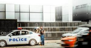 Un policier révèle pourquoi il tape sur votre voiture lors des contrôles : la raison va vous surprendre