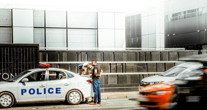  - Un policier révèle pourquoi il tape sur votre voiture lors des contrôles : la raison va vous surprendre