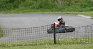 Il construit une piste de karting pour son fils… et déclenche la colère du voisinage