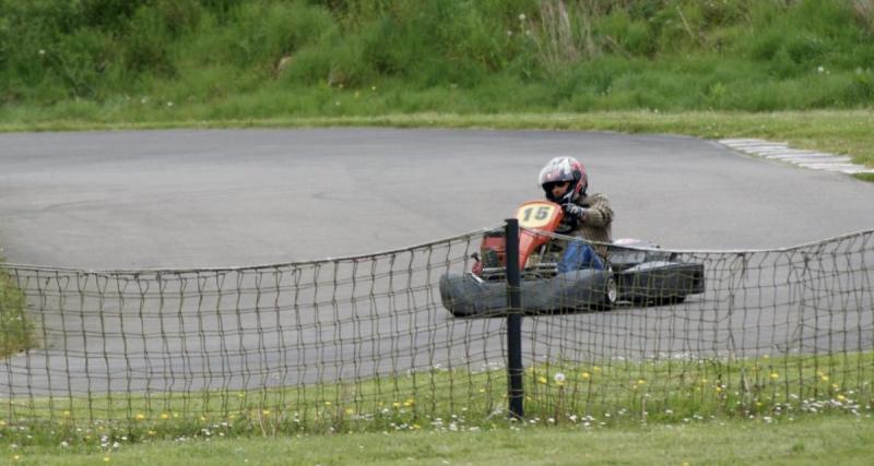  - Il construit une piste de karting pour son fils… et déclenche la colère du voisinage