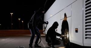 Pensant voler de l’essence, des malfaiteurs siphonnent par erreur le contenu des toilettes d’un bus touristique