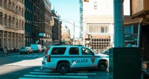 “On a frôlé le drame” : il défonce deux voitures de police avec sa camionnette