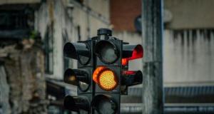 « Continue, continue... » : elle grille un feu sur ordre de son moniteur de conduite